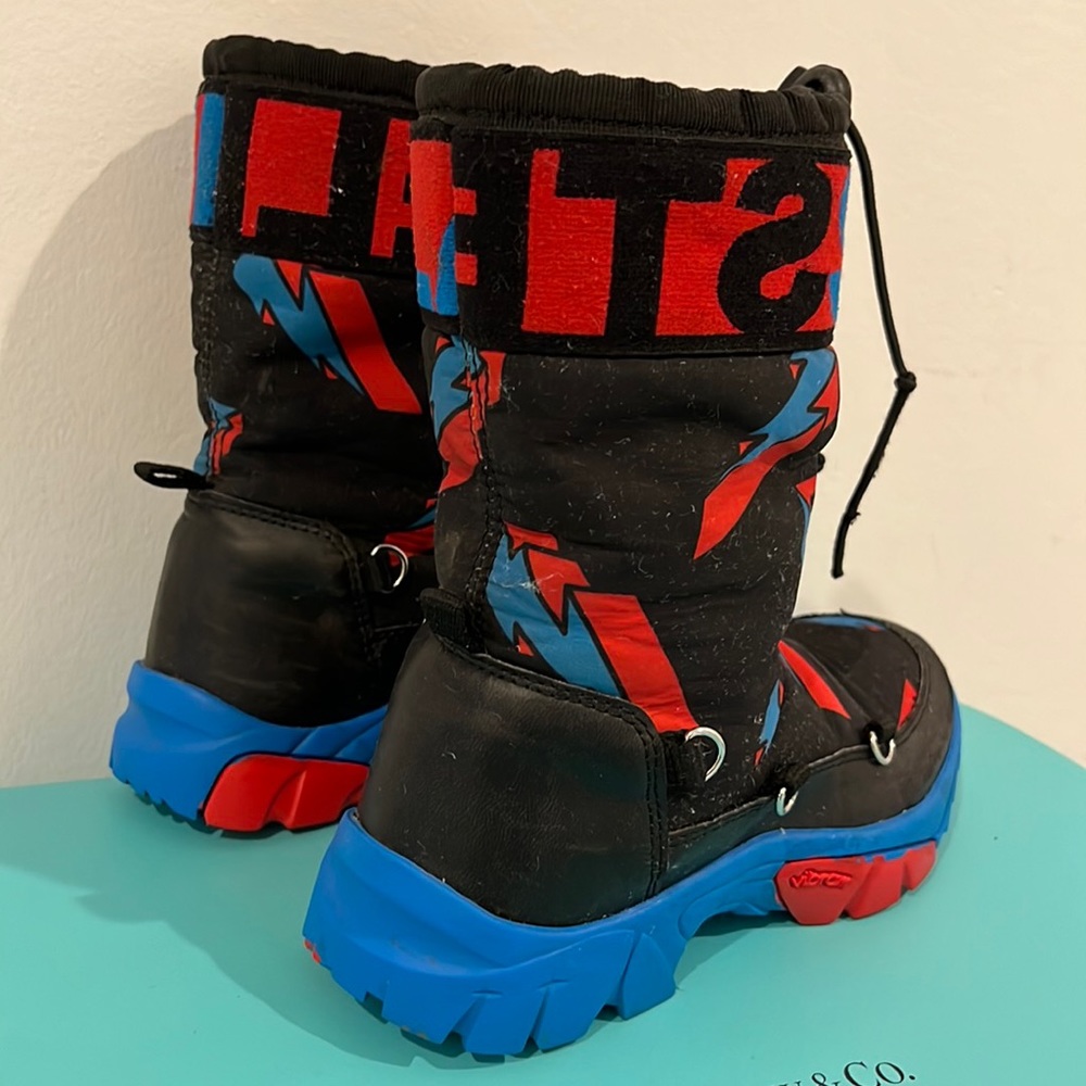 Black and blue boots anti-slip floor